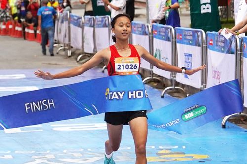Nữ tuyển thủ quốc gia vô địch Tây Hồ Half Marathon