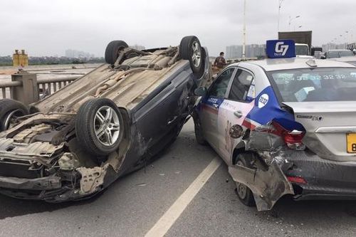 Làm rõ nguyên nhân vụ xe ô tô Honda Civic lật ngửa trên cầu Vĩnh Tuy