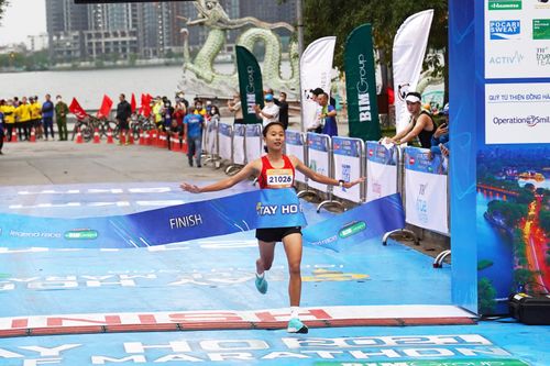 Lê Thị Bích vô địch nội dung bán marathon Giải chạy Tay Ho Half Marathon