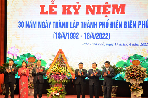 Thành phố Điện Biên Phủ (tỉnh Điện Biên) kỷ niệm 30 năm Ngày thành lập và đón nhận Cờ Thi đua của Thủ tướng Chính phủ