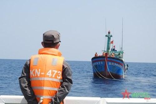 Tàu KN473 lai kéo tàu cá ngư dân về đất liền