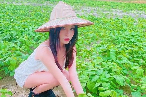 Mặc trễ nải trồng rau, hot girl khoe vòng 1 'ná thở'