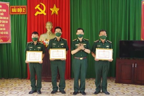 Khen thưởng đột xuất tổ tuần tra bắt tàu hoạt động sai tuyến