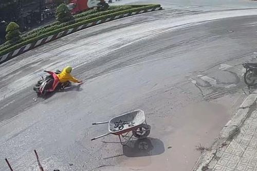 Thi công nâng cấp mặt đường Quốc lộ 1 không đảm bảo an toàn làm nhiều xe máy té ngã