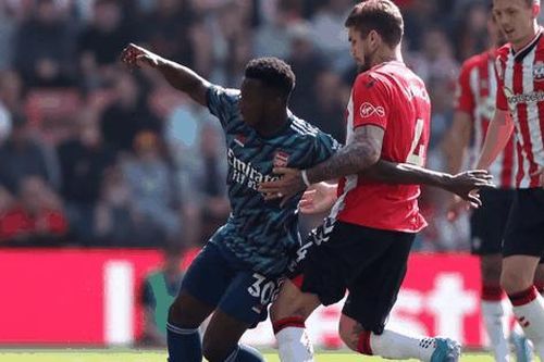 Lại thua trận, Arsenal bị MU vượt mặt ở cuộc đua tốp 4