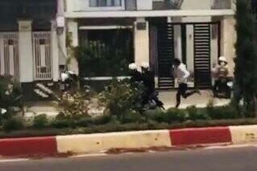 Nam học sinh lớp 12 bị một đối tượng cầm dao đuổi đánh sau giờ tan trường