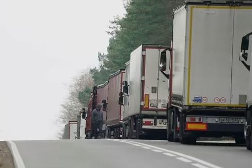Xe tải Nga và Belarus xếp hàng 80km chờ ra khỏi EU trước lệnh cấm