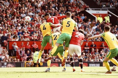 Ronaldo lập hat-trick, MU sống lại giấc mơ vào Top 4
