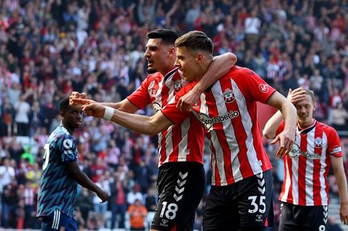 Thua trận thứ 3 liên tiếp, Arsenal nhường MU vị trí thứ 5