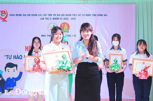 2 thí sinh đoạt giải nhất hội thi viết và kể chuyện Tự hào người cán bộ Đoàn của em