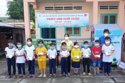 Phiên chợ cuối tuần 'Đổi rác - lấy quà'