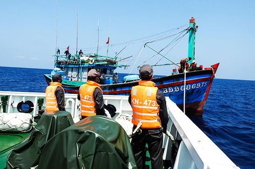 Tàu KN 473 lai kéo tàu cá Bình Định bị hỏng máy ở Trường Sa về bờ
