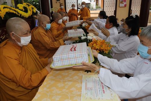 Ni giới Hệ phái Khất sĩ trao phần thưởng Hội thi giáo lý