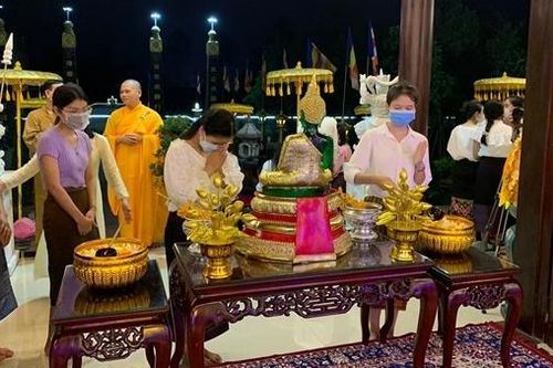 Hàng trăm sinh viên Lào đón Tết Bunpimay trên Cố đô Huế