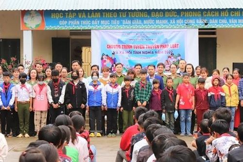 Trường Cao đẳng ANND I tặng quà cho học sinh nghèo tại Hà Giang