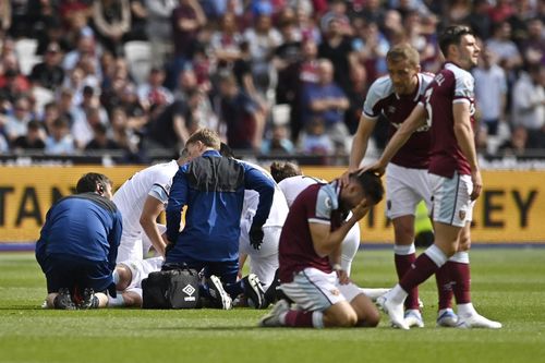 Khiến đối thủ gãy chân, cầu thủ West Ham bật khóc nức nở