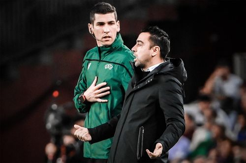 Xavi: 'Họ ném mọi thứ vào chúng tôi'