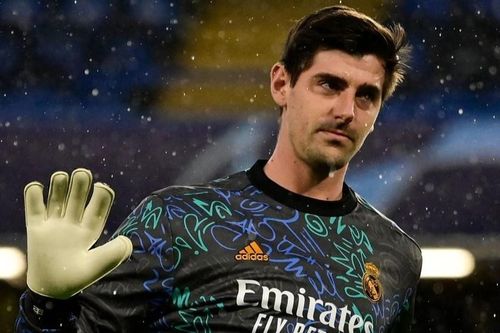 Courtois giải thích cho CĐV Sevilla về pha bóng nhạy cảm