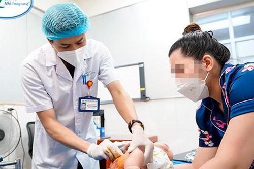 Bé 5 tháng tuổi bị hoại tử đùi nặng do gia đình chủ quan