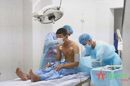 Trung tâm y tế thị trấn Trường Sa cấp cứu ngư dân viêm ruột thừa cấp
