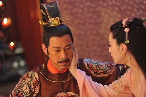 Độc nhất vô nhị hoàng đế 'mượn giống' sinh con để nối dõi