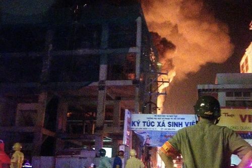 Cháy lớn gần ký túc xá HCMUE: Gần 1 ngàn sinh viên được di chuyển an toàn