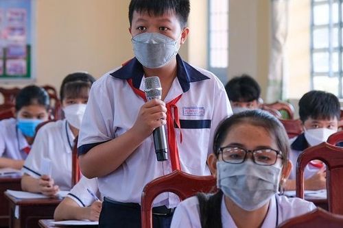 Giáo viên trực tuyến trên phòng học trực tiếp