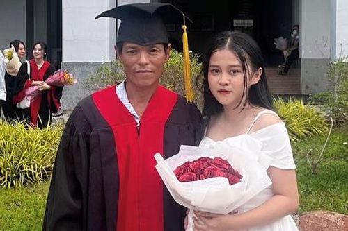 Xúc động hình ảnh con gái mặc áo cử nhân cho cha ngày tốt nghiệp