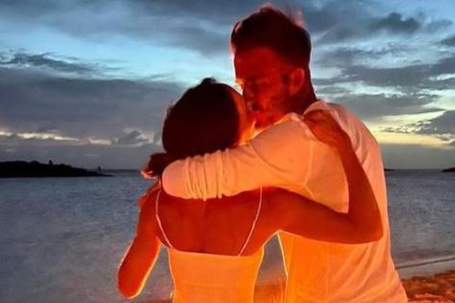 David Beckham tung ảnh mùi mẫn chúc mừng sinh nhật vợ Victoria Beckham