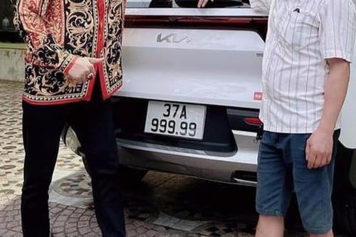 Kia Sonet biển ngũ quý 9 cập bến Hà Nội