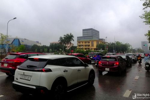 TP. Vinh: Nhiều tuyến phố ùn tắc trong giờ cao điểm