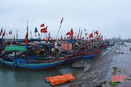 Biển động mạnh, gần 380 tàu thuyền đã tránh trú an toàn ở Lộc Hà