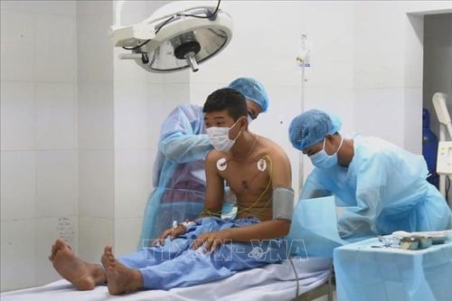 Trung tâm Y tế thị trấn Trường Sa cấp cứu ngư dân bị viêm ruột thừa cấp giờ thứ 27