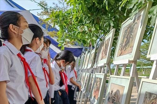 Triển lãm tranh lưu động 'Ký họa chiến trường Khu V'