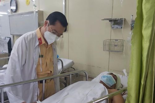 Tạm giữ nam thanh niên lái xe máy tông Thiếu tá CSGT chấn thương