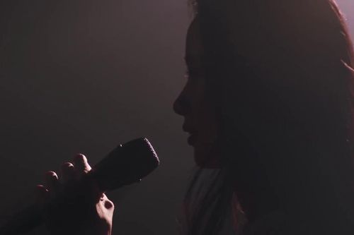 Kỳ lạ: Một nữ ca sĩ đi hát 4 năm nhưng không ai biết được gương mặt thật của cô