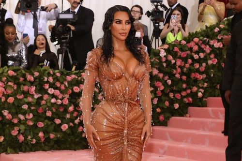 Kim Kardashian chấp nhận đóng bỉm để mặc trang phục độc lạ