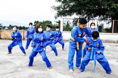 Dạy võ miễn phí cho trẻ em vùng quê nghèo