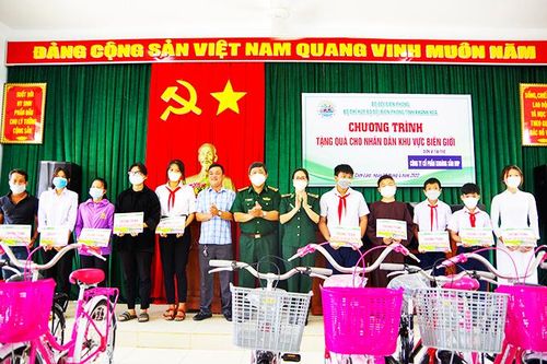 Cam Lâm: Tặng quà, xe đạp cho người dân và học sinh