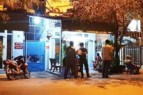 Hoảng hốt khi thấy con trai nằm bất động trong vũng máu trên gác