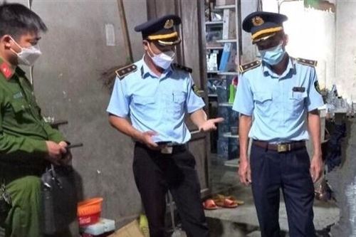 Tết đã qua lâu, cửa hàng tạp hóa vẫn 'ém' pháo lậu