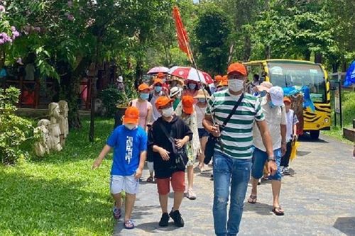 Khách bùng nổ, ngành du lịch thiếu nhân sự, hướng dẫn viên phải kiêm bồi bàn