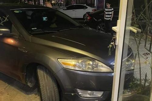 Phó trưởng phòng ở Sở Nội vụ Thừa Thiên Huế bị tố đậu xe sai, đe dọa dân: Tạm thôi điều hành chức vụ