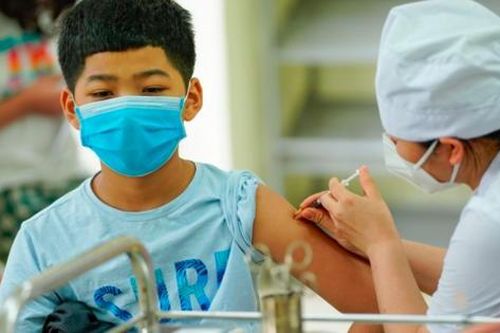 Hơn 25.000 trẻ 11 tuổi ở Hà Nội đã tiêm vaccine COVID-19, 11 dấu hiệu cần lưu ý để đưa con đi viện ngay nếu gặp