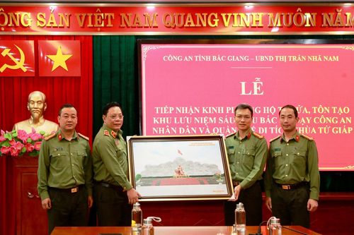 Trao tặng 1 tỷ đồng tôn tạo Khu Lưu niệm Sáu điều Bác Hồ dạy Công an nhân dân tại thị trấn Nhã Nam