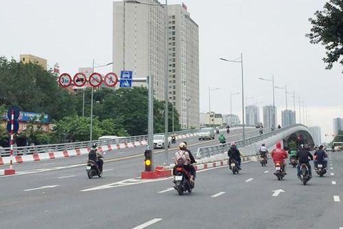 Hà Nội: Lắp đặt hàng loạt biển báo giao thông phục vụ SEA Games 31