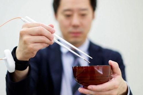 Nhật Bản phát minh ra đũa 'điện' giúp thức ăn có vị mặn