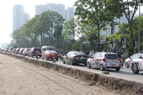 Dự án mở rộng đường gom Đại lộ Thăng Long gây tắc đường triền miên