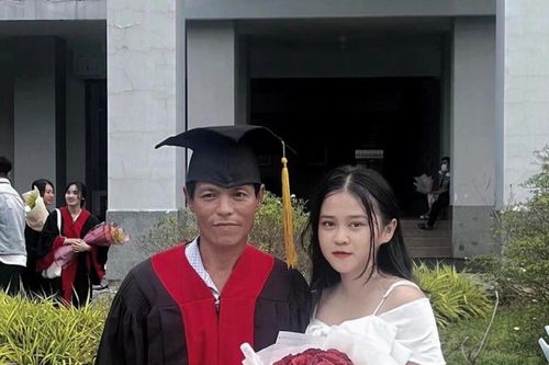 Con gái khoác áo cử nhân cho cha trong ngày tốt nghiệp
