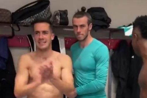 Bale lặng lẽ khi đồng đội ăn mừng chiến thắng